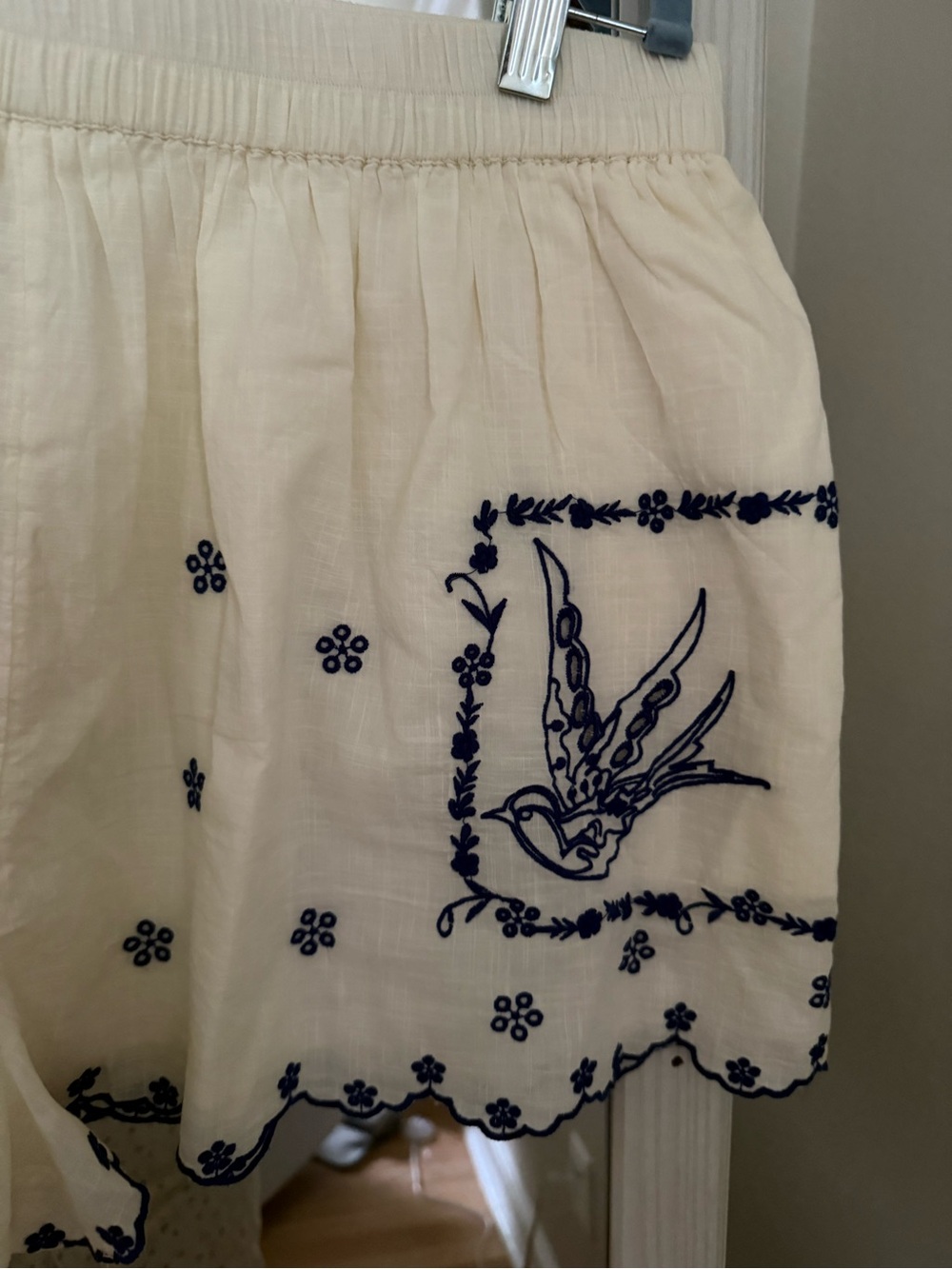 Anthropologie maeveEmbroidered Ivory Women's Shorts with Navy dainty Bird Accent - Picture 4 of 11